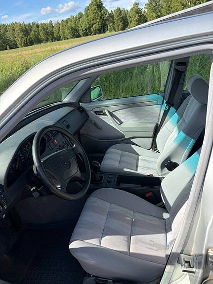Mercedes-Benz C180 10 of 12