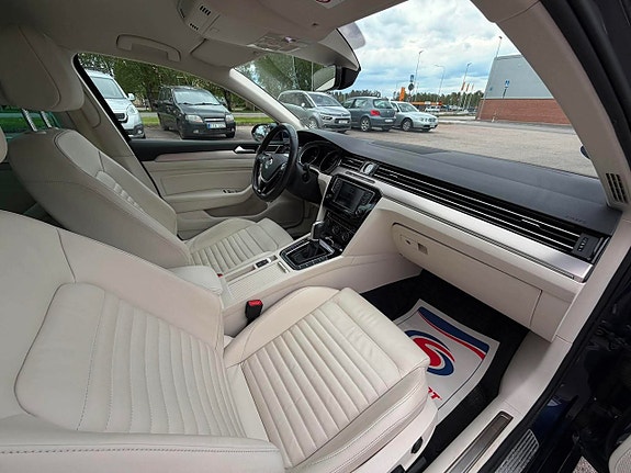 Volkswagen Passat 13 of 26