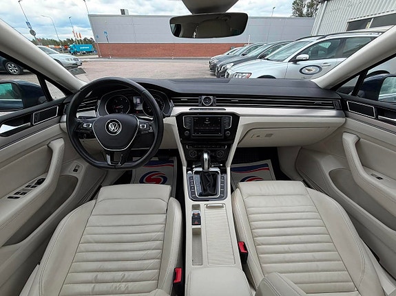 Volkswagen Passat 10 of 26