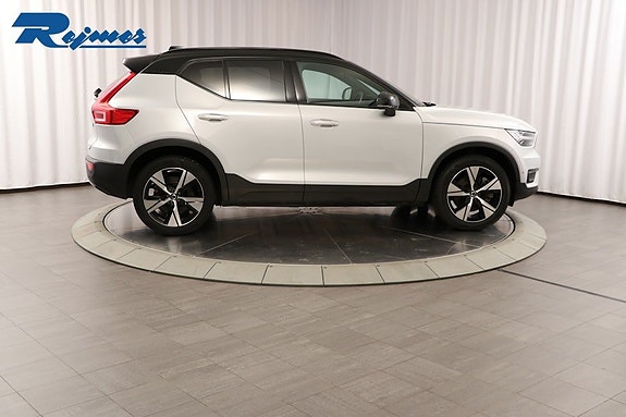 Volvo XC40 3 of 5