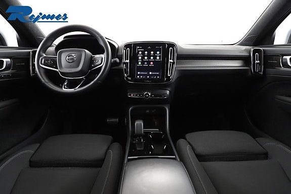 Volvo XC40 2 of 5