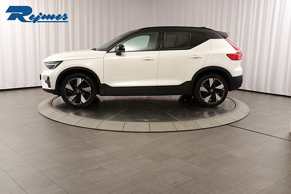 Volvo XC40 3 of 5