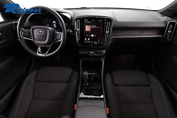 Volvo XC40 2 of 5