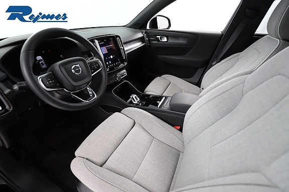Volvo XC40 4 of 5