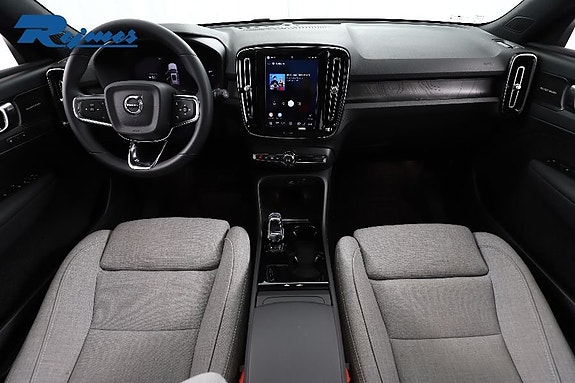 Volvo XC40 2 of 30