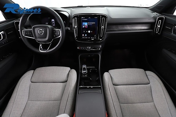 Volvo XC40 2 of 5