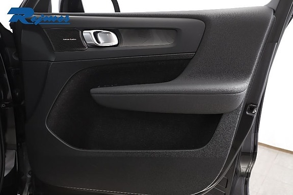 Volvo XC40 12 of 30