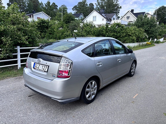 Toyota Prius 3 of 5