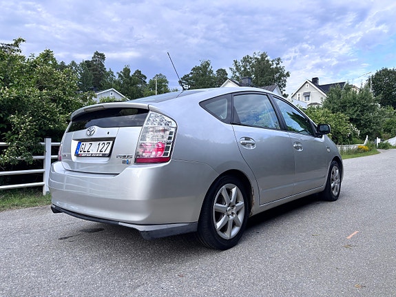 Toyota Prius 4 of 5