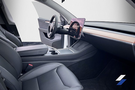 Tesla Model Y 7 of 10