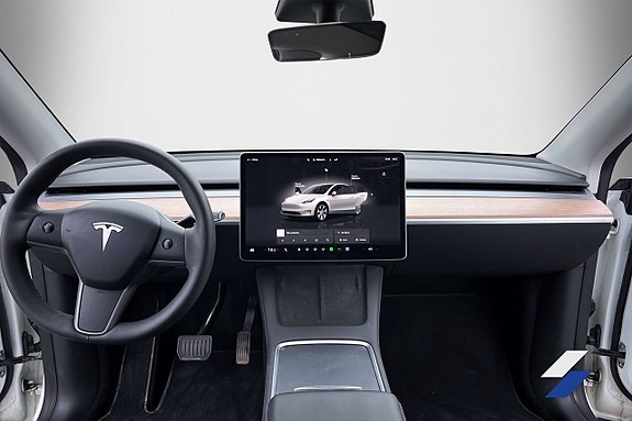 Tesla Model Y 8 of 10