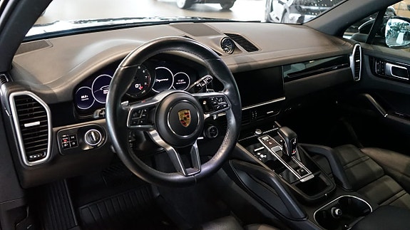 Porsche Cayenne 4 of 5