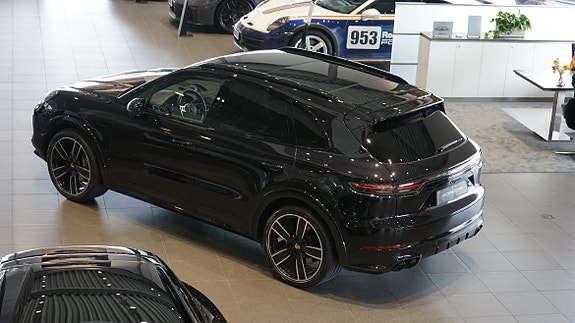 Porsche Cayenne 2 of 5