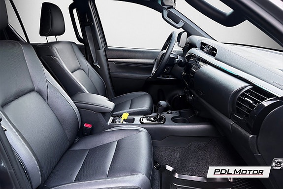 Toyota HiLux 10 of 14