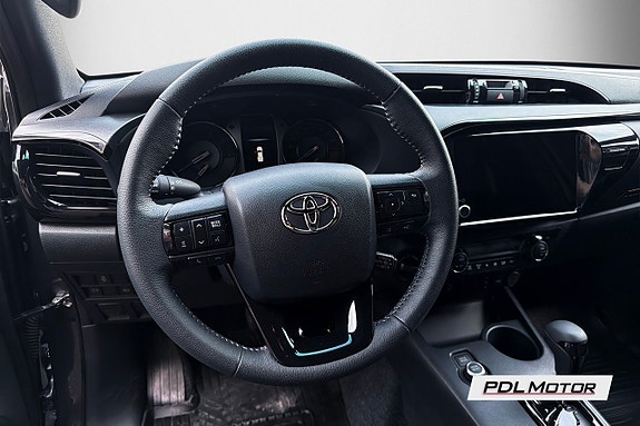 Toyota HiLux 12 of 14