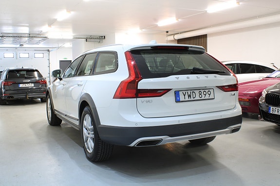 Volvo V90 Cross Country 2 of 5
