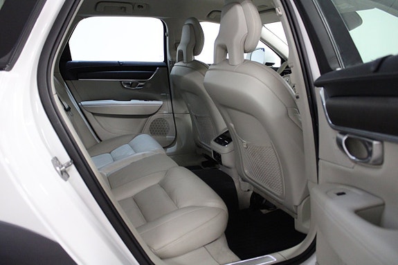 Volvo V90 Cross Country 8 of 16