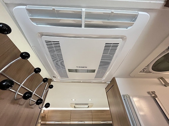 Adria Coral Axess 670 SL / B-körkort / AC-Bodel / Solcell / Dragkrok / Maxxfan / 14 of 18