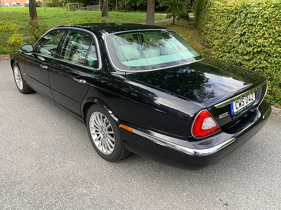 Jaguar XJ 2 of 4