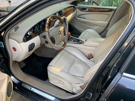Jaguar XJ 3 of 4