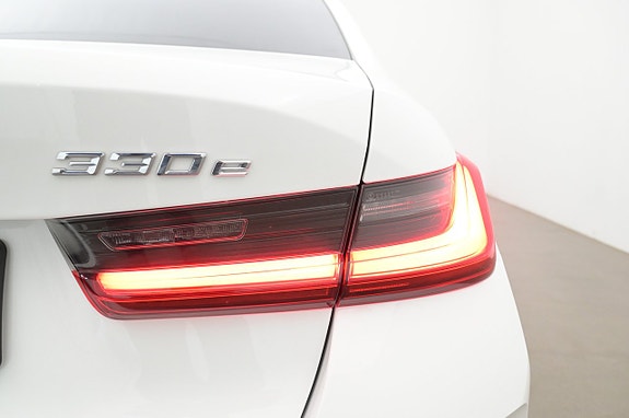 BMW 330e 25 of 27