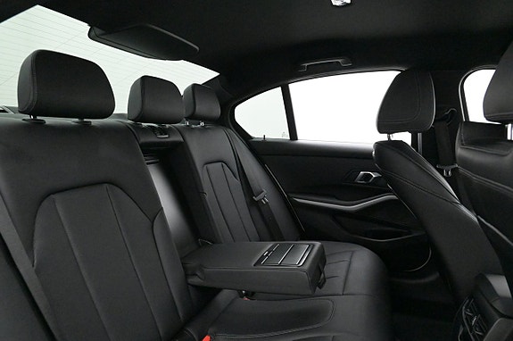 BMW 330e 20 of 27