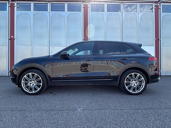 Porsche Cayenne 2 of 5