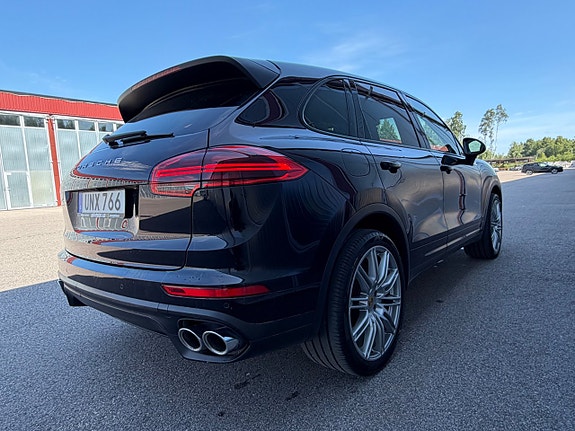 Porsche Cayenne 3 of 5