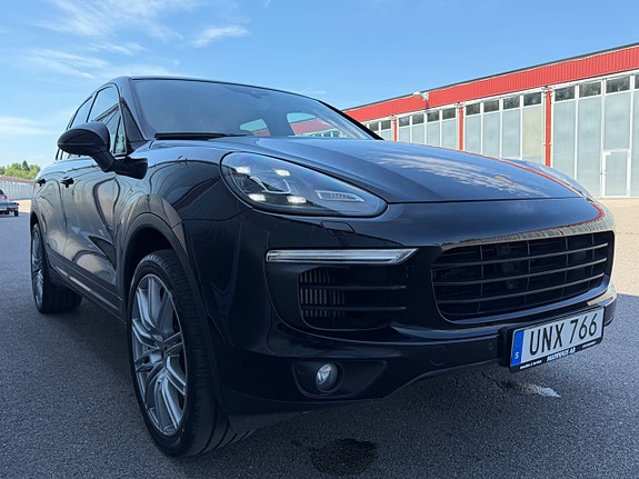 Porsche Cayenne 4 of 5