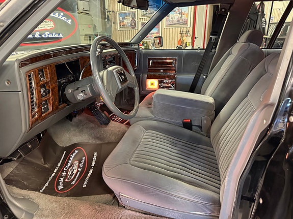 Cadillac Brougham 13 of 27