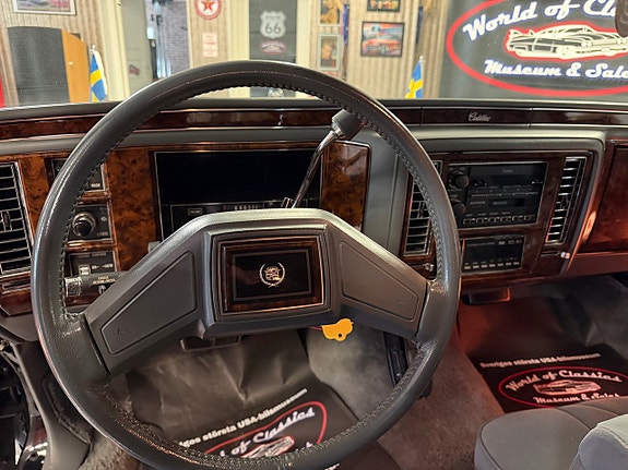 Cadillac Brougham 14 of 27