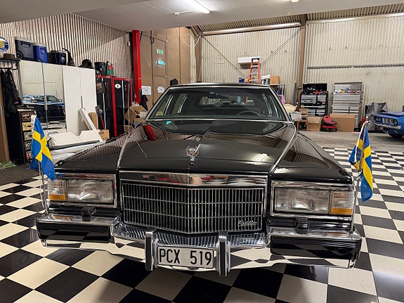 Cadillac Brougham 8 of 27