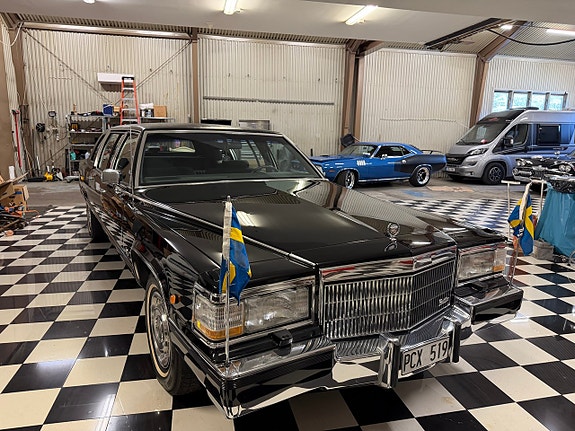 Cadillac Brougham 9 of 27