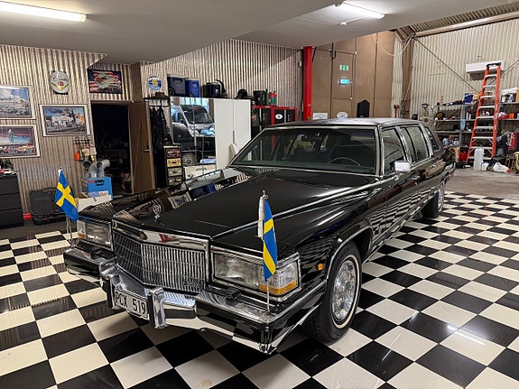 Cadillac Brougham 7 of 27