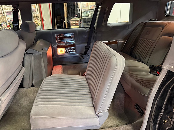 Cadillac Brougham 19 of 27
