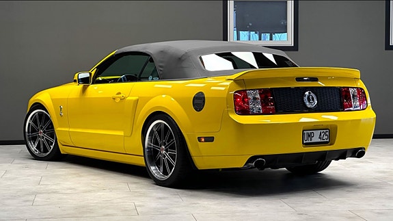 Ford Mustang 4 of 5