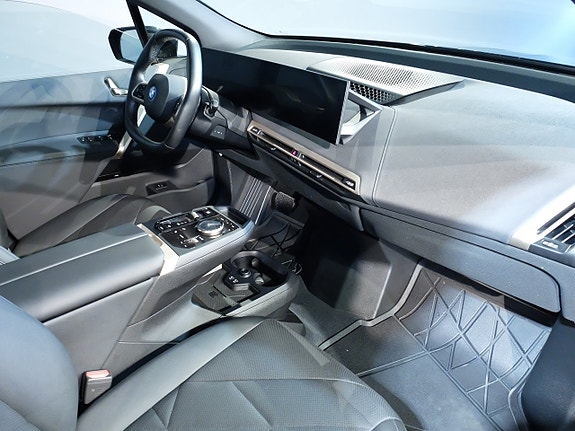 BMW iX 4 of 8