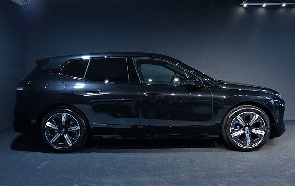 BMW iX 2 of 8