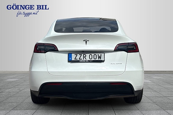 Tesla Model Y 7 of 16