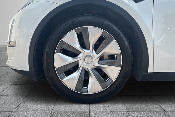 Tesla Model Y 8 of 16