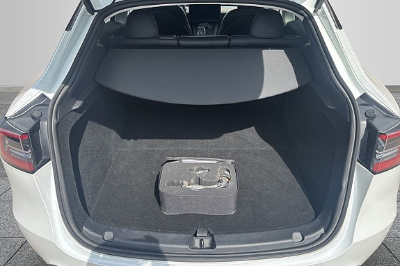 Tesla Model Y 9 of 16