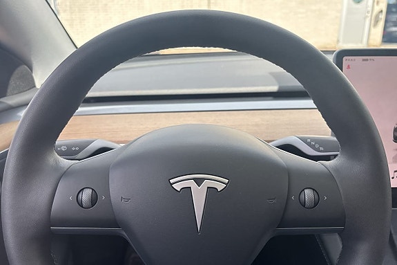 Tesla Model Y 14 of 16