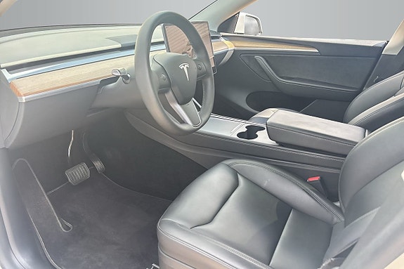 Tesla Model Y 10 of 16