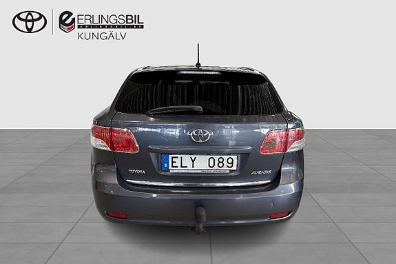 Toyota Avensis 4 of 5