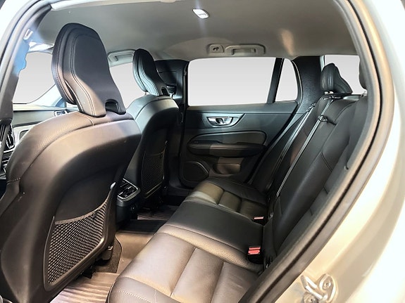 Volvo V60 Cross Country 8 of 10