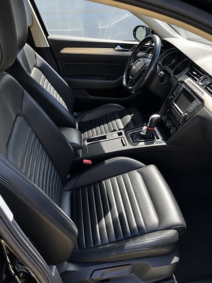Volkswagen Passat 2 of 3