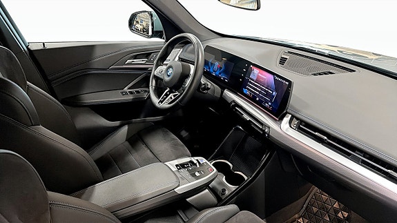 BMW iX1 3 of 5
