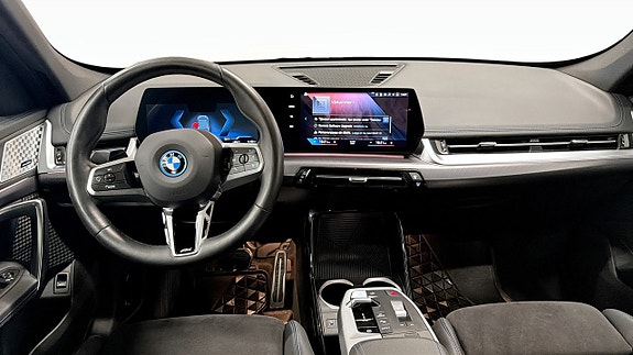 BMW iX1 4 of 5