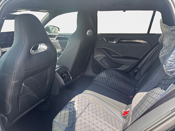 Volkswagen Passat 11 of 15