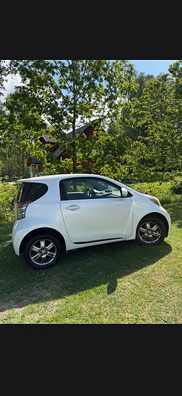 Toyota IQ 2 of 5